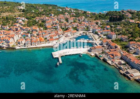 Blick aus der Vogelperspektive auf die Stadt Sepurine auf der Insel Prvic, die Adria in Kroatien Stockfoto