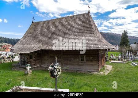 PUTNA, RUMÄNIEN - 30. APRIL 2023: Dies ist eine erhaltene hölzerne Kirche der Präsentation der Heiligen Jungfrau Maria (XIV. Jahrhundert). Stockfoto