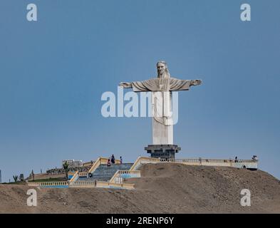 Statue von Christus dem Erlöser, eine 20 Meter hohe Skulptur aus Beton und weiß gestrichen, auf dem Gipfel des Colorado Hügels, Barranca, Peru Stockfoto