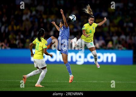Kenza Dali aus Frankreich und Tamires aus Brasilien treten beim FIFA Women's World Cup 2023, Frankreich Women vs Brazil Women Group F, im Suncorp Stadium, Brisbane, Australien, am 29. Juli 2023 um den Ball an (Foto: Patrick Hoelscher/News Images) Stockfoto