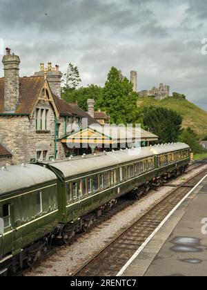 Eine Diesellokomotive nähert sich dem Bahnhof Corfe Castle. Die preisgekrönte Swanage Railway Company wird von Freiwilligen geleitet und verkehrt zwischen Wareha Stockfoto