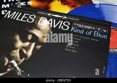 Viersen, Deutschland - Juni 9. 2023: Auftakt des Jazz-Vinyl-Albums über Miles Davis, irgendwie blau aus dem Jahr 1959 Stockfoto