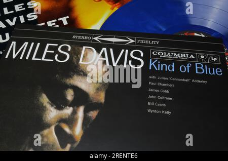 Viersen, Deutschland - Juni 9. 2023: Auftakt des Jazz-Vinyl-Albums über Miles Davis, irgendwie blau aus dem Jahr 1959 Stockfoto