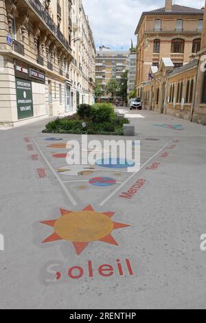 Paris, begrünte und verkehrsberuhigte Schulstraße rue de la Providence // Paris, autofreie School Street rue de la Providence Stockfoto