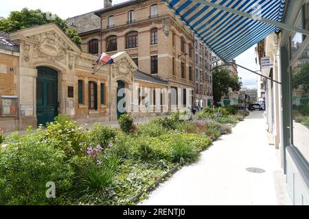 Paris, begrünte und verkehrsberuhigte Schulstraße rue de la Providence // Paris, autofreie School Street rue de la Providence Stockfoto