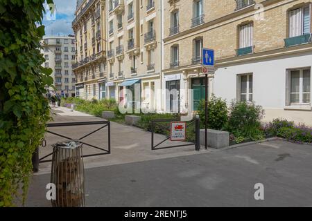 Paris, begrünte und verkehrsberuhigte Schulstraße rue de la Providence // Paris, autofreie School Street rue de la Providence Stockfoto