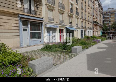 Paris, begrünte und verkehrsberuhigte Schulstraße rue de la Providence // Paris, autofreie School Street rue de la Providence Stockfoto