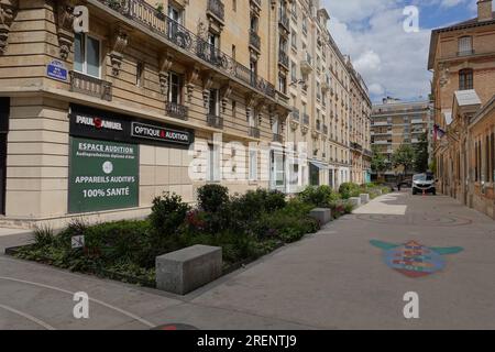 Paris, begrünte und verkehrsberuhigte Schulstraße rue de la Providence // Paris, autofreie School Street rue de la Providence Stockfoto