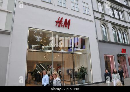 29. Juli 2023/schwedischer H&M-Einzelhandel in der dänischen Hauptstadt Kopenhagen Dänemark. (Foto: Francis Joseph Dean/Dean Pictures) Stockfoto