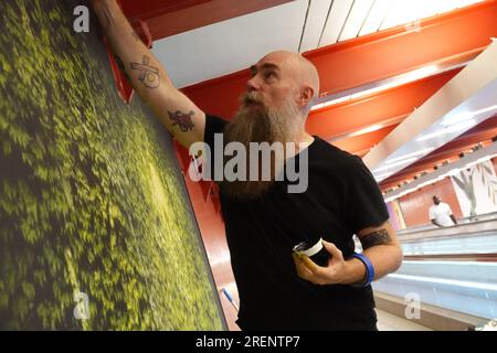 Paris, Street Artist Logan Hicks (USA) vollendet ein Wandbild in der Metro-Station Auber // Paris, Street Artist Logan Hicks (USA) beendet ein Wandbild um Stockfoto