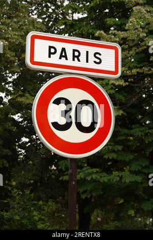 Paris, Geschwindigkeitsbeschränkung auf 30 km/h // Paris, Geschwindigkeitsbegrenzung 30 km/h. Stockfoto