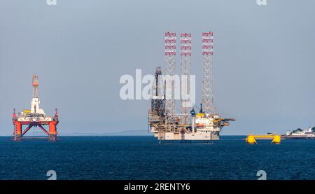 Port of Cromarty Firth, Invergordon, Schottland, Vereinigtes Königreich. 3. Juni 2023 Der Transozeanische Führer und Shelf Drilling Festung Schiffe vor der Küste, Cromarty Firth, Stockfoto