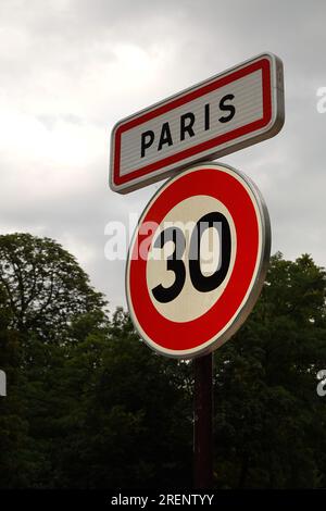 Paris, Geschwindigkeitsbeschränkung auf 30 km/h // Paris, Geschwindigkeitsbegrenzung 30 km/h. Stockfoto