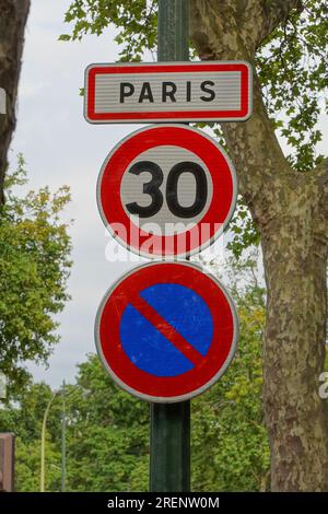 Paris, Geschwindigkeitsbeschränkung auf 30 km/h und Parkverbot // Paris, Geschwindigkeitsbegrenzung 30 km/h und Parkverbot Stockfoto