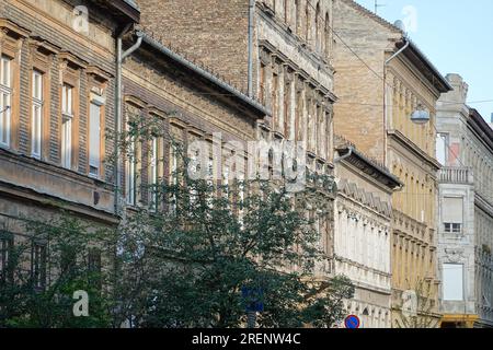 Budapest, Gründerzeitfassaden in den Rosza utca // Budapest, Alte Häuser in Rosza utca Stockfoto