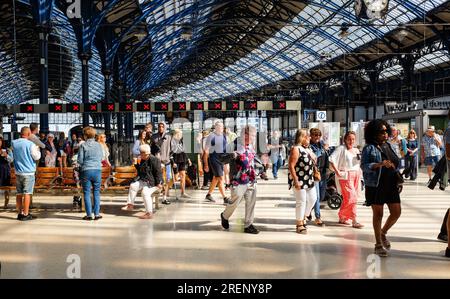 Brighton UK, 29. Juli 2023 - Passagiere reisen während des letzten Streiks der RMT-Gewerkschaft noch am Bahnhof Brighton, da es noch einen begrenzten Service gibt: Credit Simon Dack / Alamy Live News Stockfoto