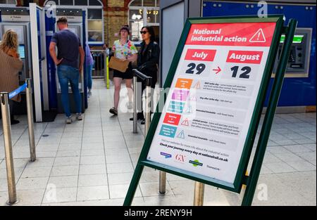 Brighton UK, 29. Juli 2023 - Eine Mitteilung zur Information der Fluggäste über nationale Arbeitskampfmaßnahmen am Bahnhof Brighton während der letzten Streikaktion der Gewerkschaft der RMT, bei der es noch einen begrenzten Service gibt : Credit Simon Dack / Alamy Live News Stockfoto