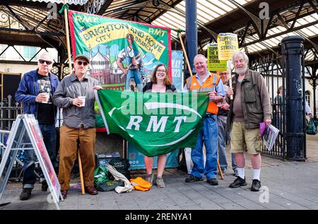 Brighton UK, 29. Juli 2023 - die Streikposten vor dem Bahnhof Brighton während der letzten Streikaktion der Gewerkschaft heute: Credit Simon Dack / Alamy Live News Stockfoto