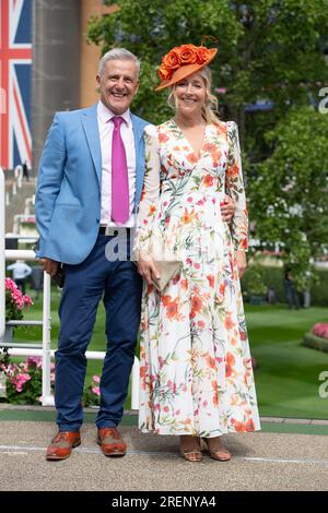 Ascot, Berkshire, Großbritannien. 29. Juli 2023. Die Sonne schien, als glamouröse Rennfahrer anlässlich des QIPCO King George Day für einen großen Tag Pferderennen auf der Ascot Rennbahn eintrafen. Kredit: Maureen McLean/Alamy Live News Stockfoto