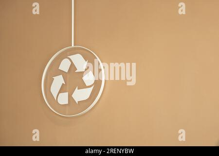 Recycle-Logo auf brauner Wand unbeschrifteter Textbereich für Text mit modernem Design-Hintergrund Stockfoto