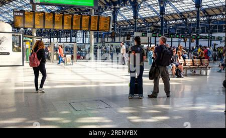 Brighton UK, 29. Juli 2023 - Passagiere reisen während des letzten Streiks der RMT-Gewerkschaft noch am Bahnhof Brighton, da es noch einen begrenzten Service gibt: Credit Simon Dack / Alamy Live News Stockfoto