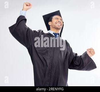 Studienabschluss, Stipendium und Mann zur Feier einer in Studioweiß isolierten Diplomleistung. Gewonnen, aufgeregt und Schüler von A Stockfoto