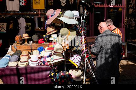 Brighton UK 29. Juli 2023 - Sommerhüte im Angebot in der Gegend von Brighton North Laine an einem wunderschönen warmen sonnigen Tag im Süden : Credit Simon Dack / Alamy Live News Stockfoto