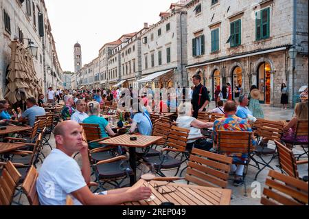 Dubrovnik, Kroatien, große Menschenmassen, Touristen sitzen an Tischen, auf der Terrasse des Restaurants, Altstadt historisches Viertel, « Stradun' Stockfoto