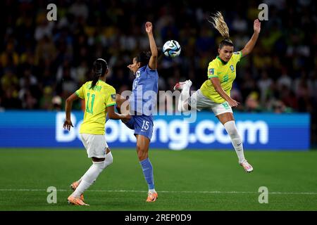 Kenza Dali aus Frankreich und Tamires aus Brasilien treten beim FIFA Women's World Cup 2023, Frankreich Women vs Brazil Women Group F, im Suncorp Stadium, Brisbane, Australien, am 29. Juli 2023 um den Ball an (Foto: Patrick Hoelscher/News Images) Stockfoto