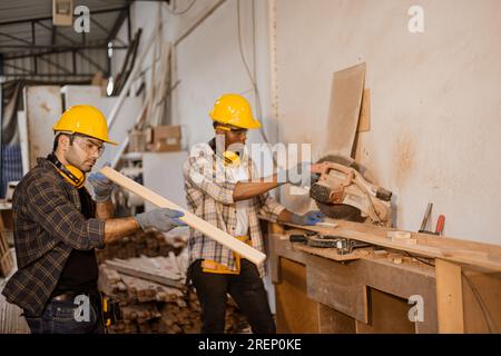 Zimmermann Schreiner Arbeiter arbeiten in Möbelfabrik, professioneller Holzarbeiter Arbeiter Handwerker in Holzwerkstatt. Stockfoto