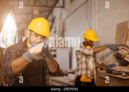 Zimmermann Schreiner Arbeiter arbeiten in Möbelfabrik, professioneller Holzarbeiter Arbeiter Handwerker in Holzwerkstatt. Stockfoto