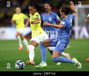 Brisbane, Australien. 29. Juli 2023. Adriana aus Brasilien wird von Sandie Toletti aus Frankreich beim FIFA Women's World Cup 2023, Frankreich Women vs Brazil Women Group F, am 29. Juli 2023 im Suncorp Stadium, Brisbane, Australien, angegriffen (Foto von Patrick Hoelscher/News Images) in Brisbane, Australien, am 7./29. Juli 2023. (Foto: Patrick Hoelscher/News Images/Sipa USA) Guthaben: SIPA USA/Alamy Live News Stockfoto