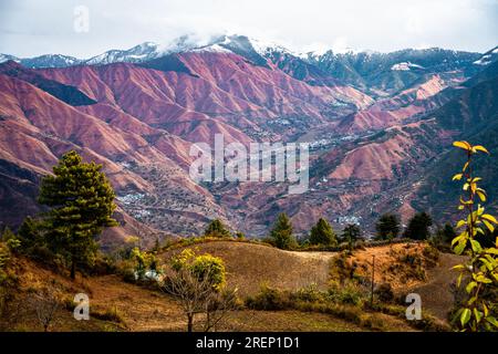 Schneebedeckte Berggipfel und tiefe Täler mit Bergkämmen im Himalaya. Yamnotri, Uttarakhand, Indien. Stockfoto