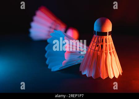 Badminton-Shuttle auf dem Platz in lebendiger Beleuchtung für Wettkampf-Hochleistungs-Schläger in Innenräumen Sportspielausrüstungen Stockfoto