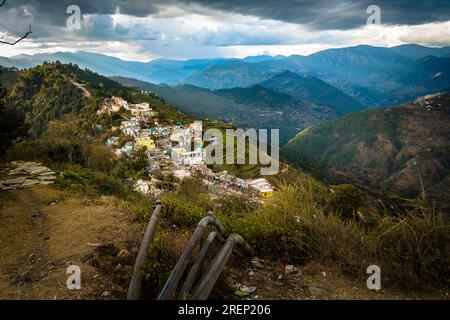 Oktober 14. 2022, Uttarakhand, Indien. Wasserrohrleitungen, die sich die Hügel von Garhwal in Uttarakhand hinunter schlängeln, inmitten malerischer Landschaften, Berge und Stadt V Stockfoto