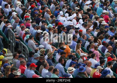 London, Großbritannien. 29. Juli 2023. Fans sehen sich das Spiel LV= Insurance Ashes Fifth Test Series Day 3 England gegen Australien am 29. Juli 2023 im Kia Oval, London, Großbritannien (Foto von Gareth Evans/News Images) in London, Großbritannien, am 7./29. Juli 2023 an. (Foto: Gareth Evans/News Images/Sipa USA) Guthaben: SIPA USA/Alamy Live News Stockfoto