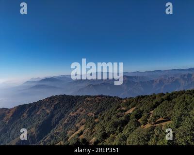 Weitläufige Hügel und Bergkämme mit schwimmenden Wolken in der Shivalik-Gebirgskette, Mussoorie, Uttarakhand, Indien. Atemberaubende Landschaft Stockfoto