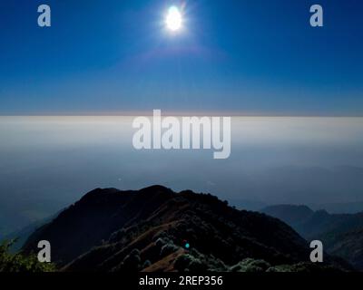 Die helle Wintersonne erhellt den Berg in Mussoorie, Uttarakhand, Indien. Faszinierende Winterlandschaft Stockfoto