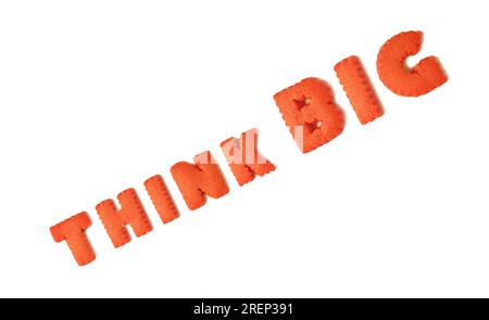 Ermutigende Typografie mit orangefarbenen, alphabetförmigen Keksen auf weißem Hintergrund Stockfoto