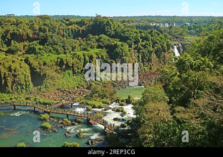 Promenade aus der Vogelperspektive mit Besuchergruppe in den brasilianischen Side Iguazu Falls, Foz do Iguacu, Brasilien, Südamerika Stockfoto