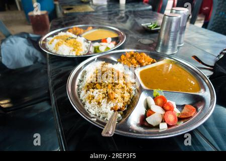 Köstliche nordindische Platte: Dal, Reis und Salat in einem rustikalen Dhaba Straßenrestaurant in Uttarakhand, Indien. Köstliche lokale Küche. Stockfoto