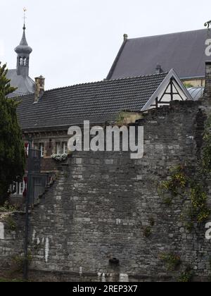 Helpoort (Hells Gate) ist Teil der ursprünglichen Stadtmauer in Maastricht, Niederlande Stockfoto