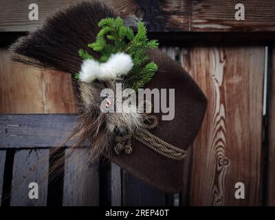 Ein traditioneller Jagdhut mit Chamoishaar, ein Fichtenzweig und Baumwollblumen nach der Jagd Stockfoto