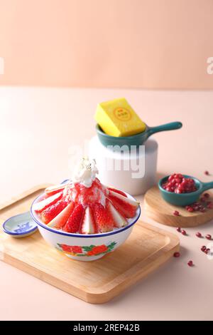 Koreanisches rasiertes Eis-Dessert mit süßem Belag, Erdbeeren-Bingsu Stockfoto