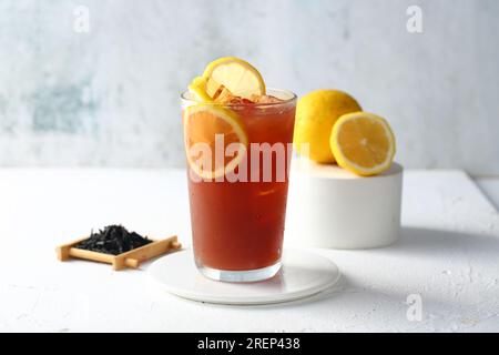 Thai Erfrischungsgetränk, Lime Eistee, schwarzer Tee mit Limettensaft und Zucker, garniert mit Limettenscheiben und Minze im Glas Stockfoto