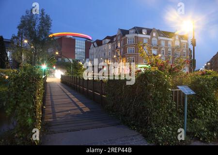 ARoS Kunstmuseum/Kunstmuseum, Aarhus, Dänemark, mit der „Rainbow Panorama“-Installation auf dem Dach. Stockfoto