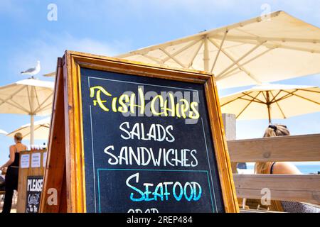 Restaurant-Schild für Fish and Chips und Meeresfrüchte entlang der Strandpromenade in Brighton, England Stockfoto