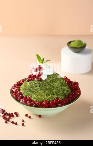 Koreanisches rasiertes Eis-Dessert mit süßen Belägen, Matcha Red Beans Bingsu Stockfoto
