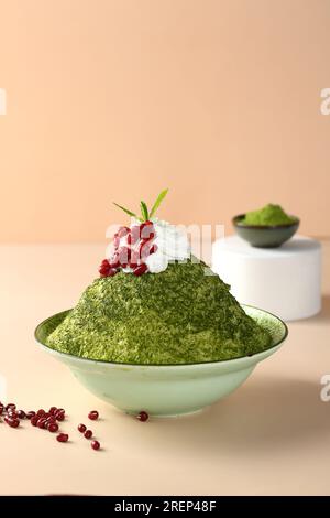 Koreanisches rasiertes Eis-Dessert mit süßen Belägen, Matcha Red Beans Bingsu Stockfoto