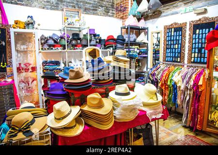 Klassische Hüte und Kleidung auf dem Flohmarkt des North Laine Bazaar in Brighton, East Sussex, England Stockfoto